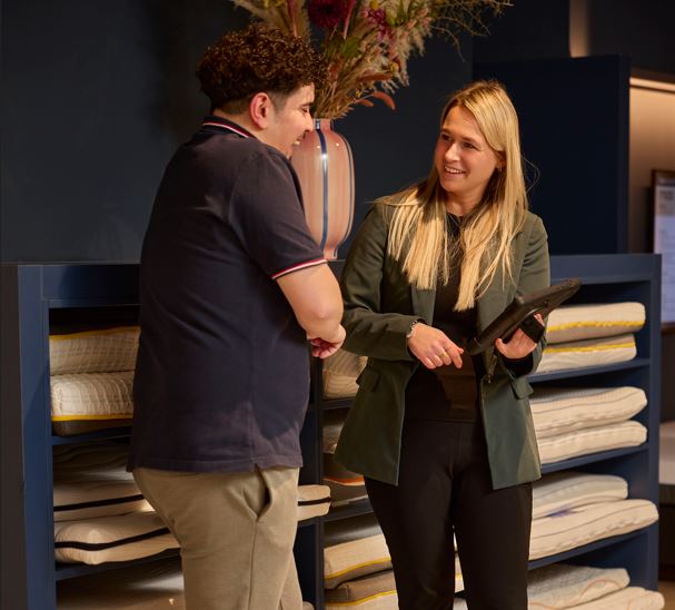 Klant overhandigd creditcard aan winkelmedewerker om iets af te kunnen rekenen.